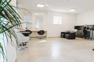 Heller, moderner Friseursalon mit Pflanzen in Stemwede
