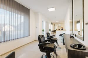 Friseurplätze mit Spiegeln am Fenster