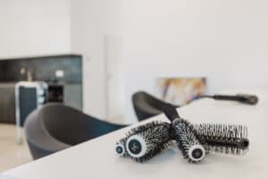 Rundbürsten und Styling-Werkzeug im Salon