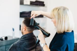Föhnen und Styling am Friseurplatz